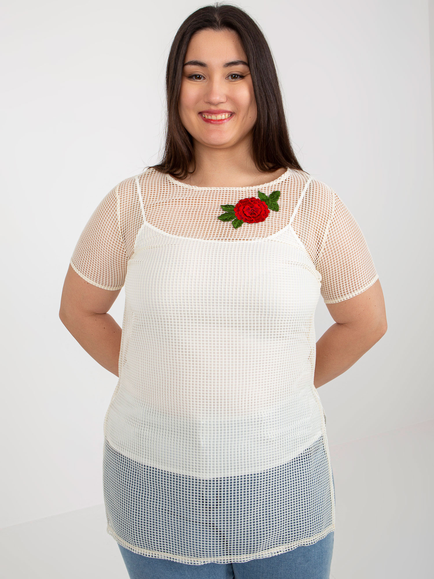 Jasnobeżowa dwuczęściowa bluzka plus size z naszywką