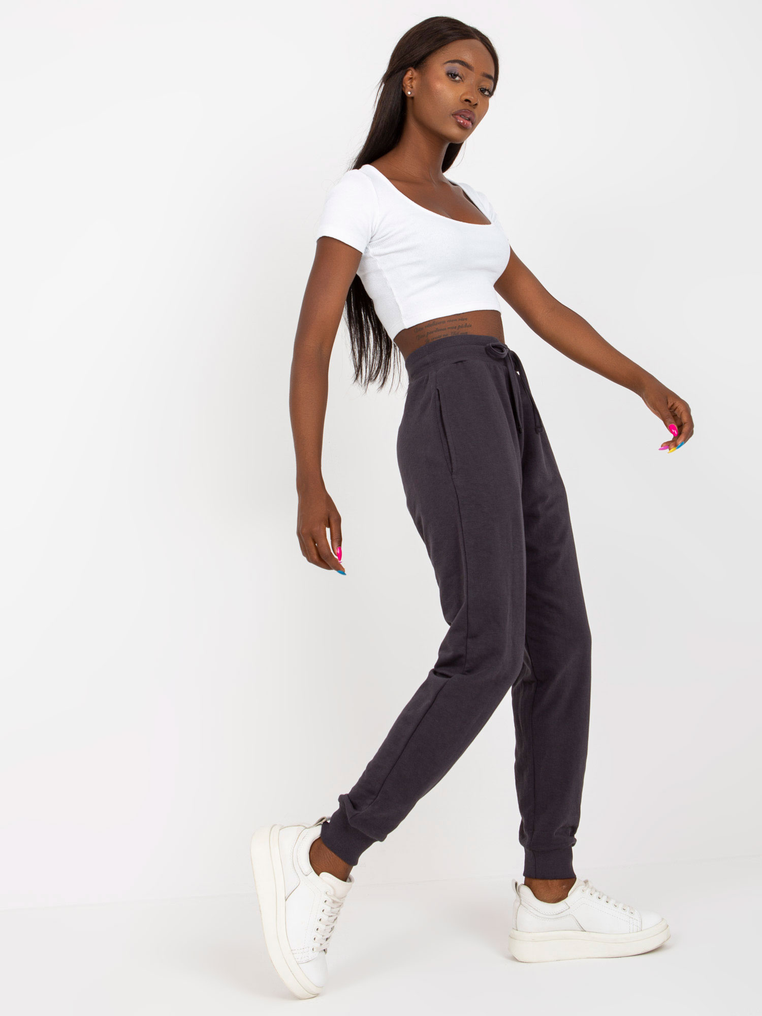Hurtownia Grafitowe dresowe spodnie basic z kieszeniami 
