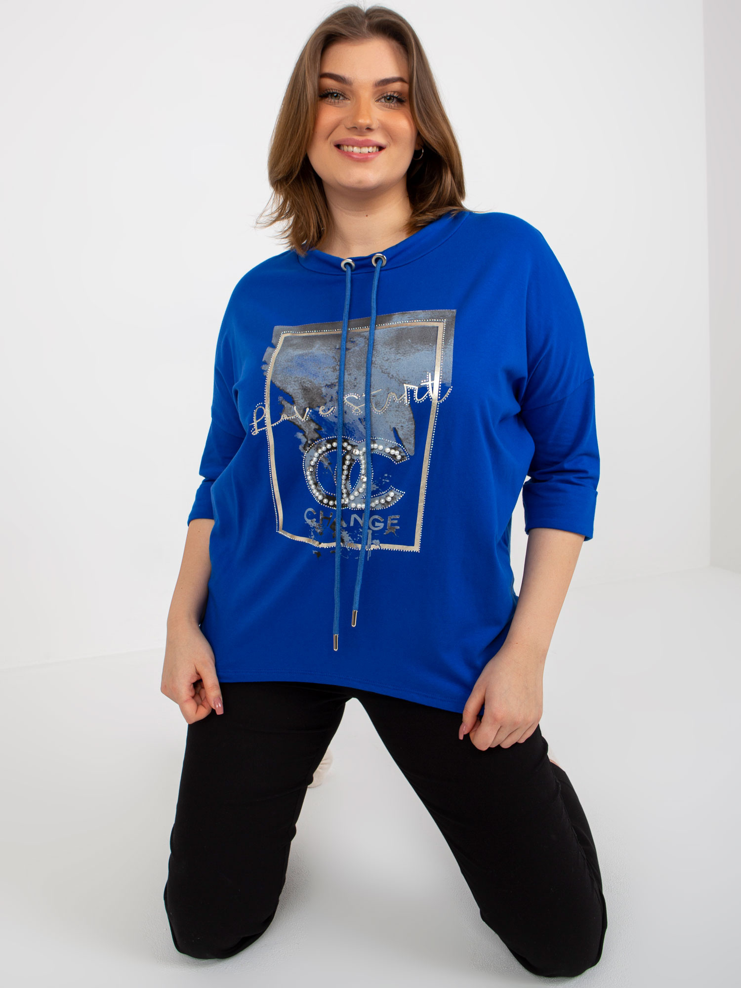 Ciemnoniebieska bluzka plus size z aplikacją