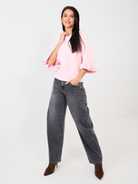 Jasnoróżowy sweter z falbankami przy rękawach