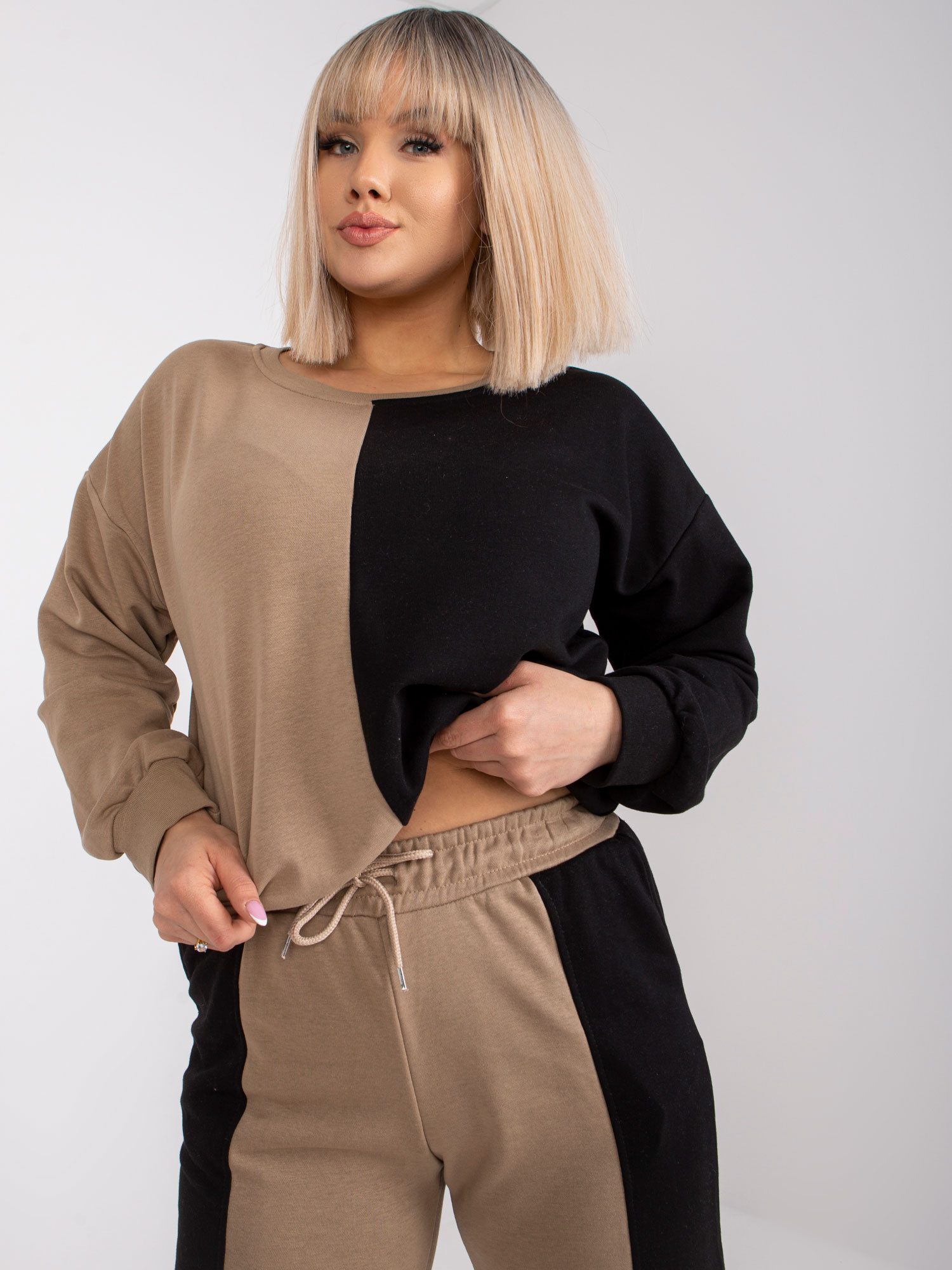 Ciemnobeżowo-czarny komplet dresowy plus size Amishi 