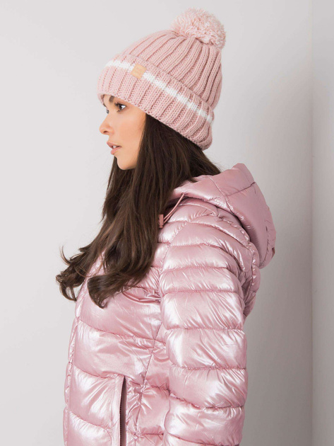 Jasnoróżowa czapka z pomponem