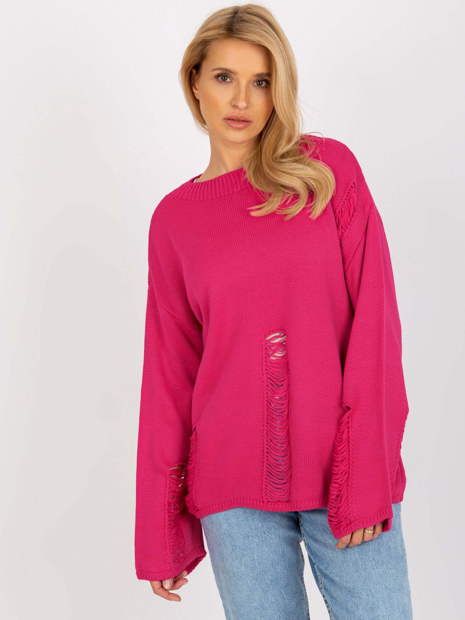Fuksjowy damski sweter oversize z dziurami z wełną