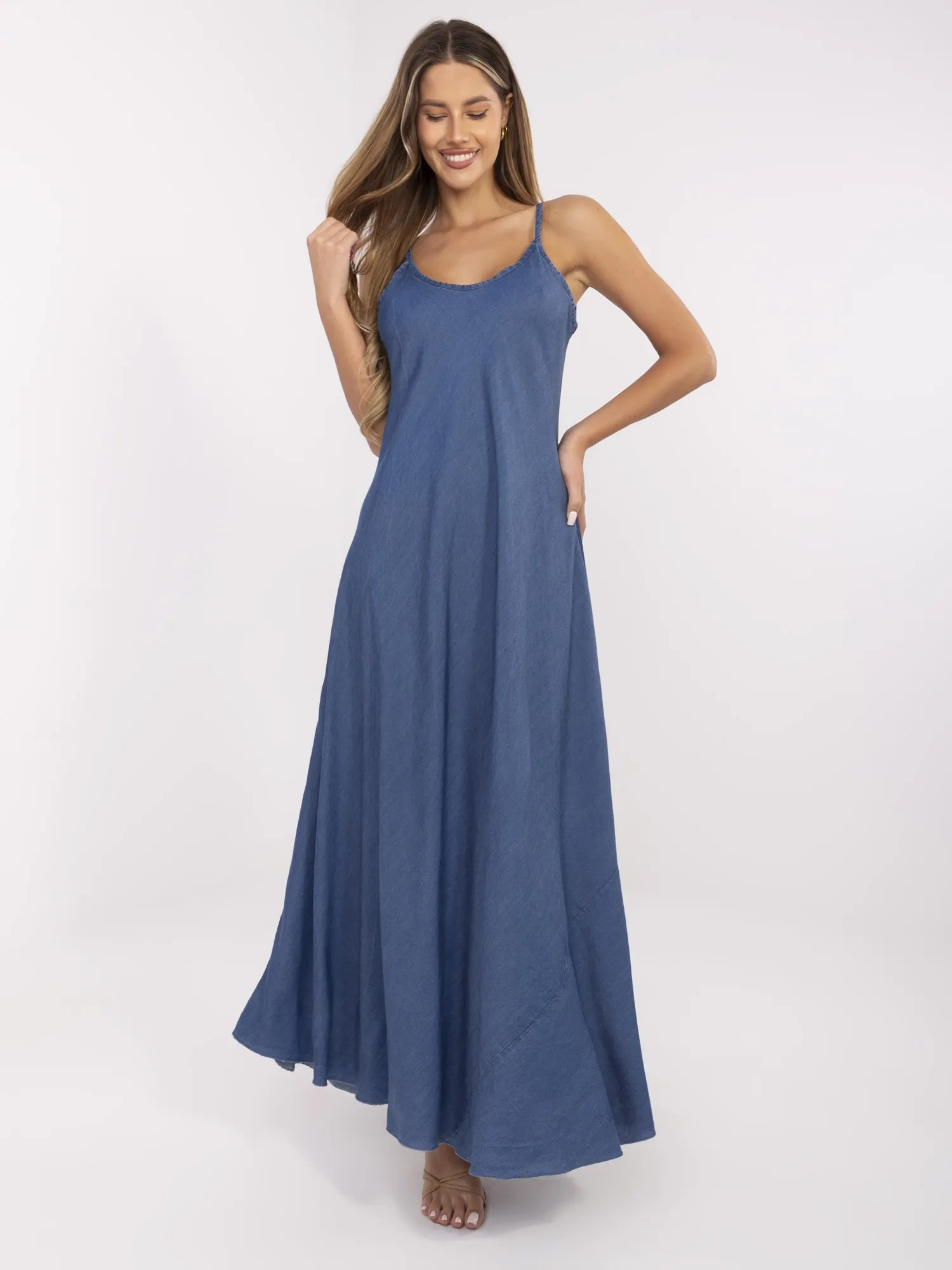 Dunkelblaues Maxikleid aus dünnem Jeansstoff.