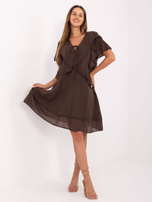 Dunkelbraunes Boho-Kleid mit Rüschen.