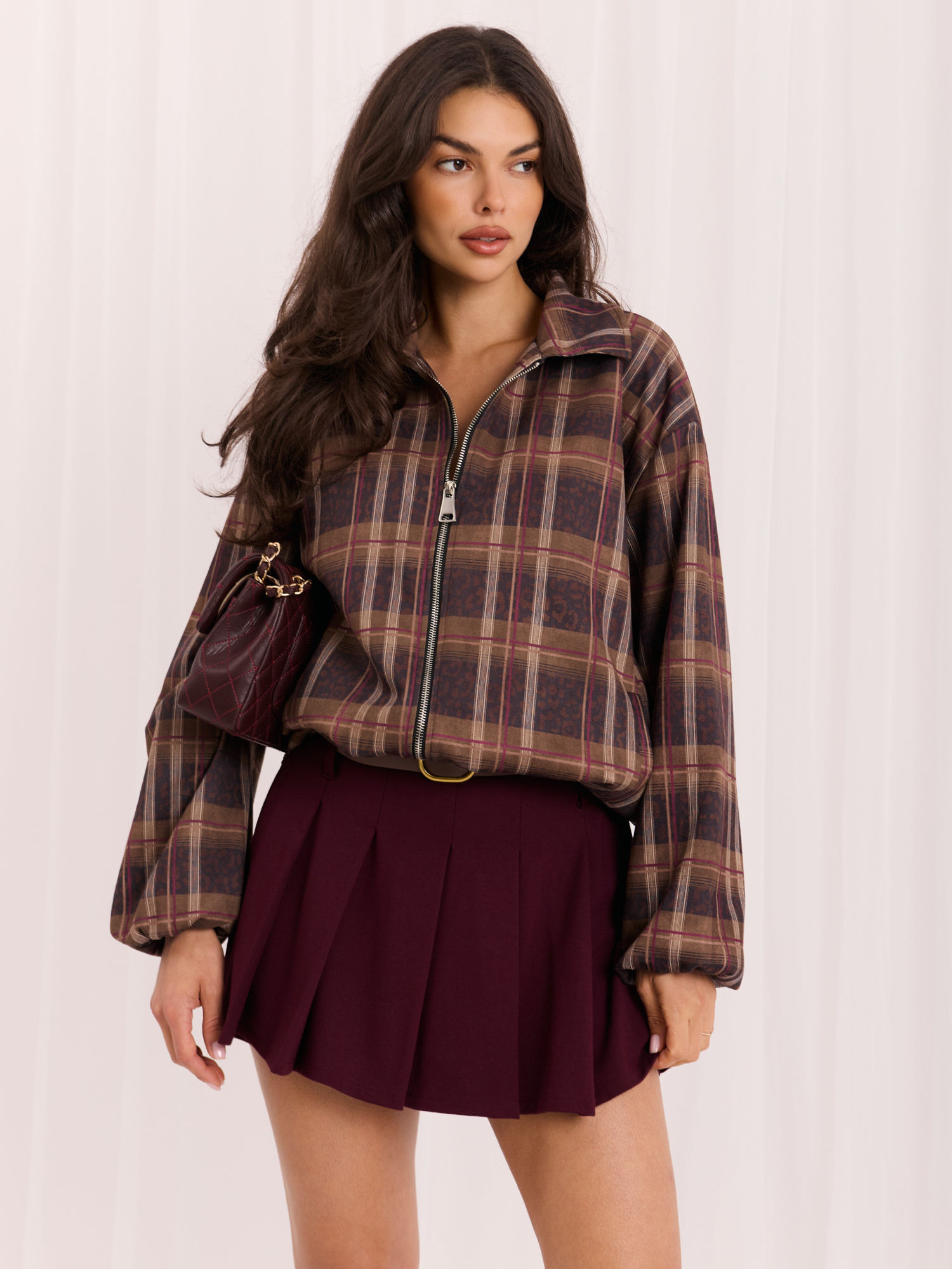 Dunkelcamel-schwarze Wildlederjacke mit Druck RUE PARIS.