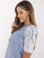 Niebieska elegancka sukienka we wzory Lidija