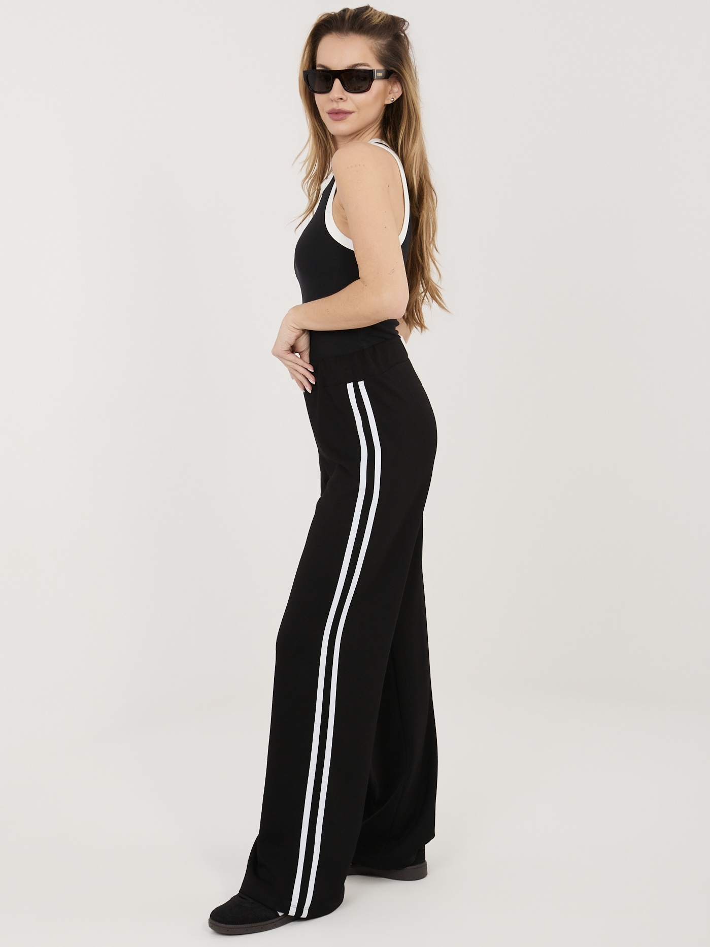 Czarne dresowe spodnie z miękkiego materiału 