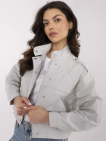 Szara kurtka wiatrówka ze ściągaczami na dole 