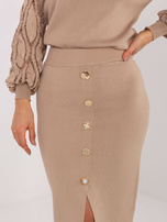 Tmavě béžová sukně s ozdobnými knoflíky.
