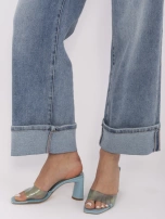 Niebieskie jeansy straight leg z podwiniętą nogawką 