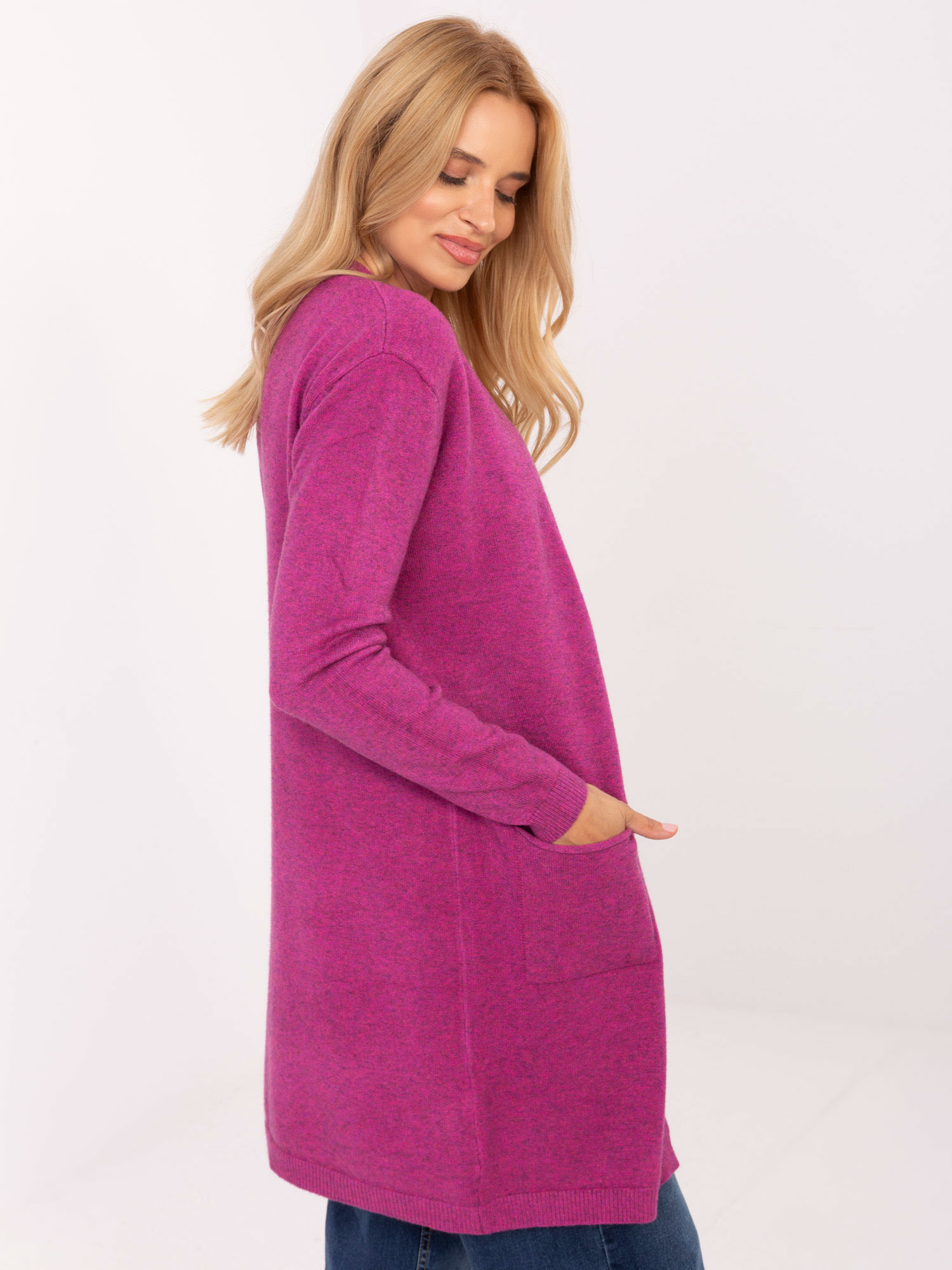 Fuchsia Cardigan mit langen Ärmeln.