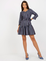 Hurt Granatowa rozkloszowana sukienka koktajlowa w paski