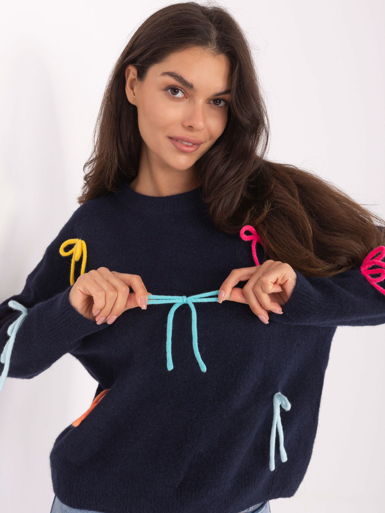 Dunkelblauer Damenpullover mit Applikationen.