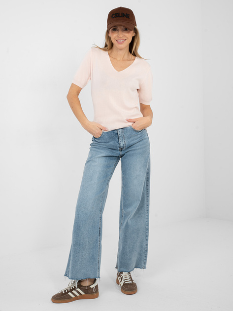 Jasnoróżowy damski sweter o dopasowanym kroju