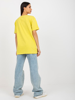 Hurtownia Ciemnożółty luźny damski t-shirt z napisem 