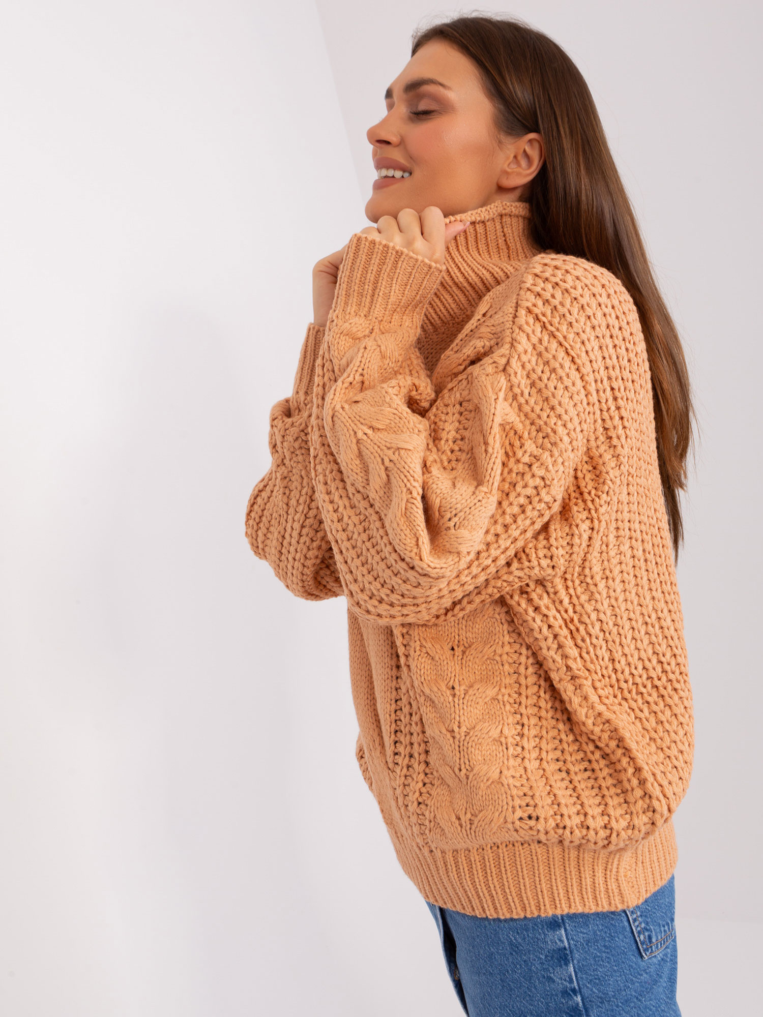 Brzoskwiniowy sweter oversize z warkoczami