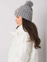 Graue Wintermütze mit Bommel.