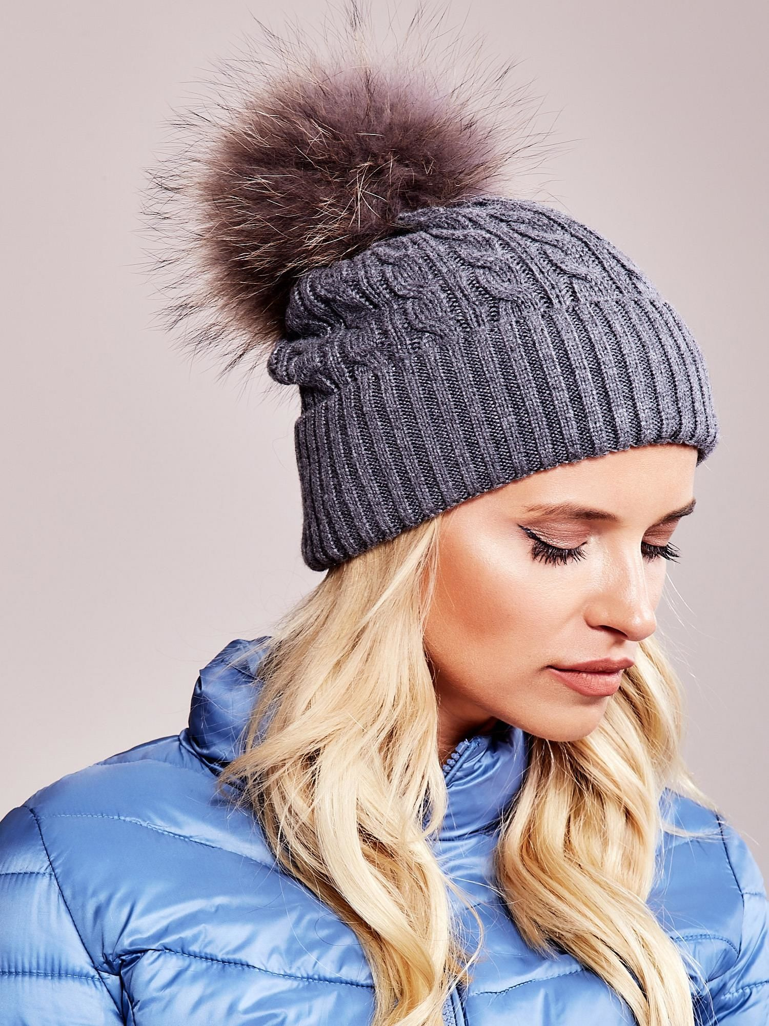 Dunkelgraue Mütze mit Bündchen und felligem Pompon.