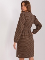 Hurt Camel-farbene Damenkleid mit Mustern.
