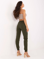 Khakifarbene Sweatpants mit Nähten.