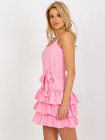 Hurtownia Różowa mini sukienka z falbanami i łańcuszkami