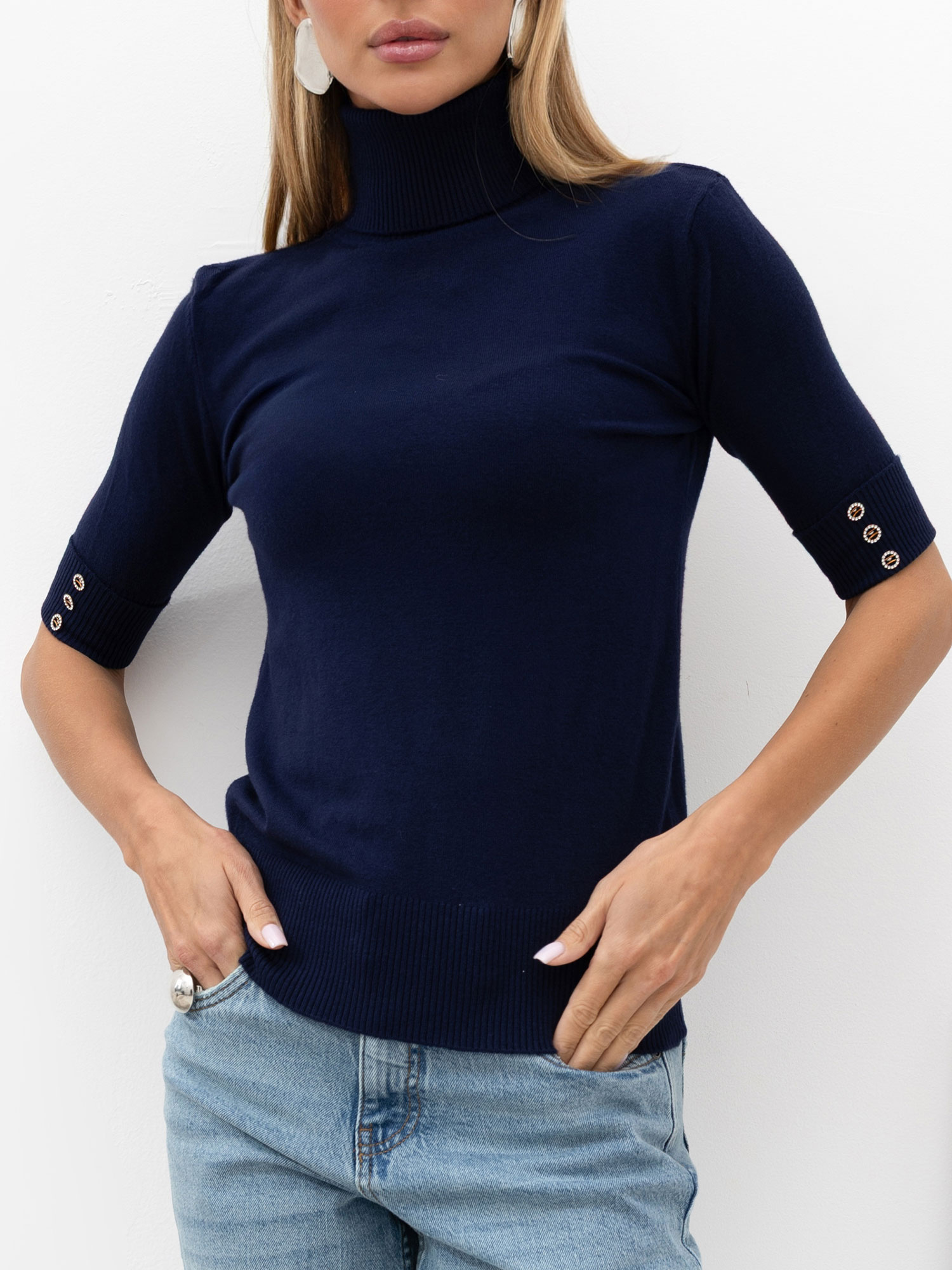 Granatowy sweter z ozdobnymi guzikami na rękawach