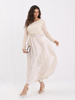 RUE PARIS Šviesiai smėlinė vakarinė suknelė su nėriniuotu viršumi.