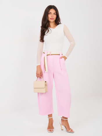 Jasnoróżowe jeansy z materiałowym paskiem RUE PARIS