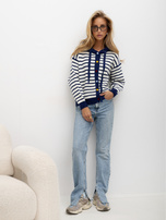 Dunkelblauer Pullover mit dekorativen Knöpfen in Herzform.