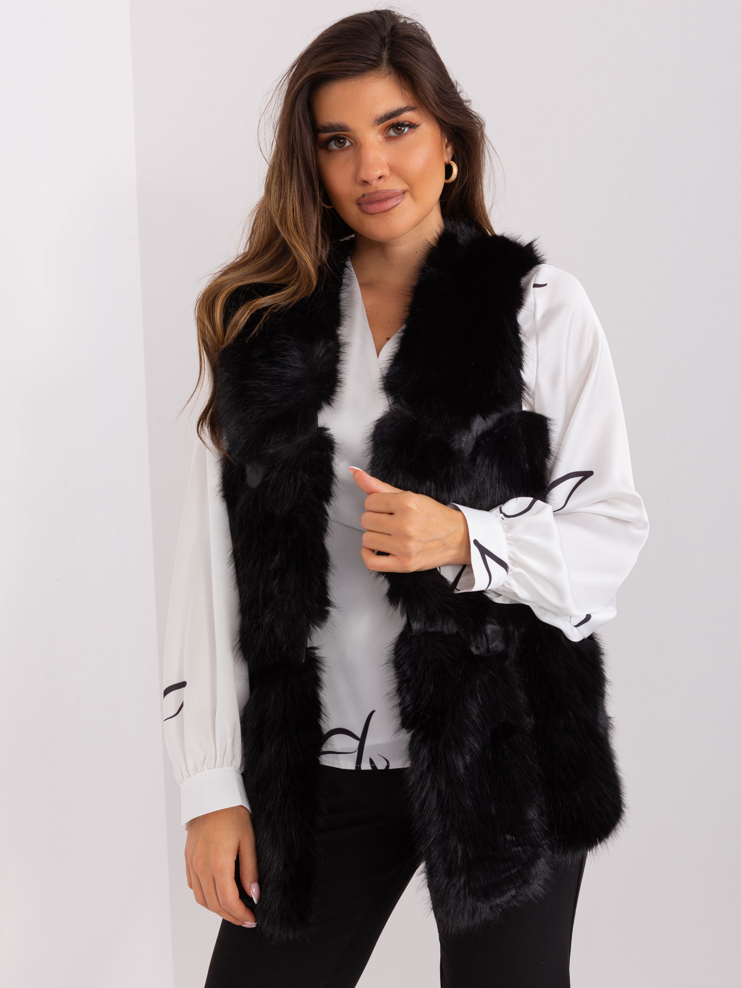 Hurt Black women's vest made of eco-fur.