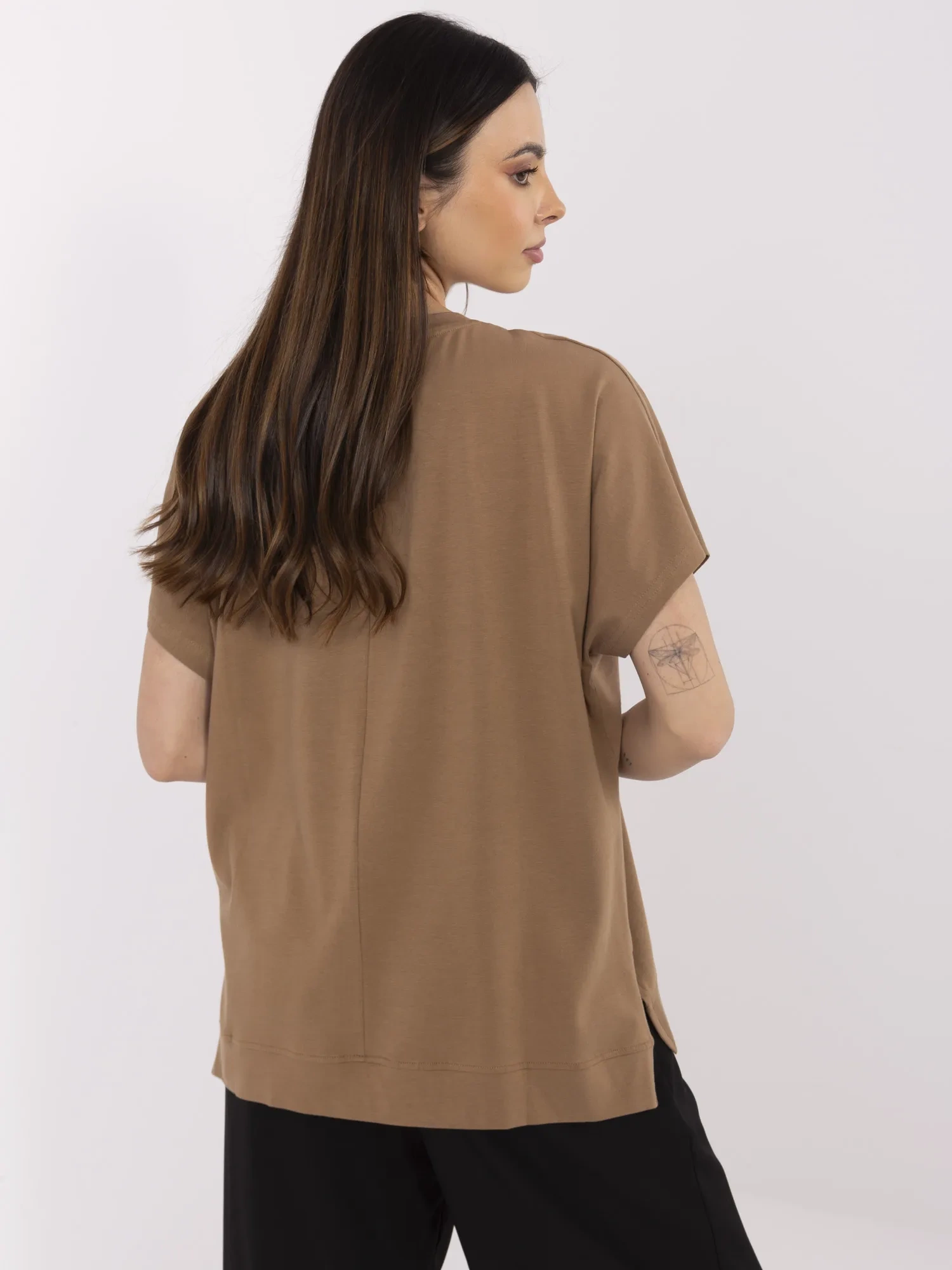 Jasnobrązowa bluzka oversize z napisami 