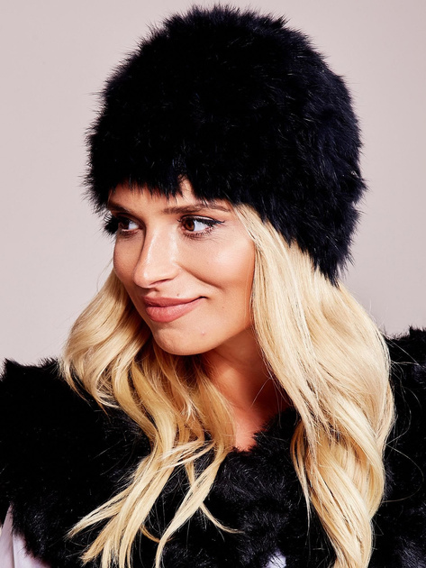 Czarna czapka ze sztucznego futerka