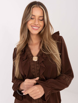 Brązowa wizytowa bluzka z ozdobną broszką