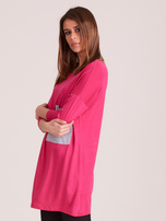 Różowa tunika o luźnym kroju z kieszenią