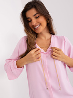 Hurtownia Jasnoróżowa elegancka bluzka wizytowa