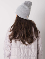 Graue Damen Beanie-Mütze.
