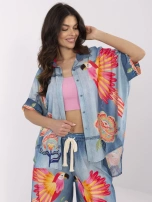 Blaue Damenbluse mit buntem Druck.