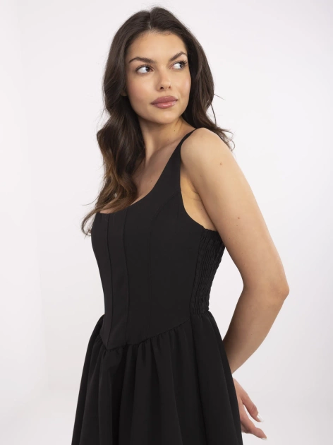Czarna rozkloszowana sukienka na ramiączkach