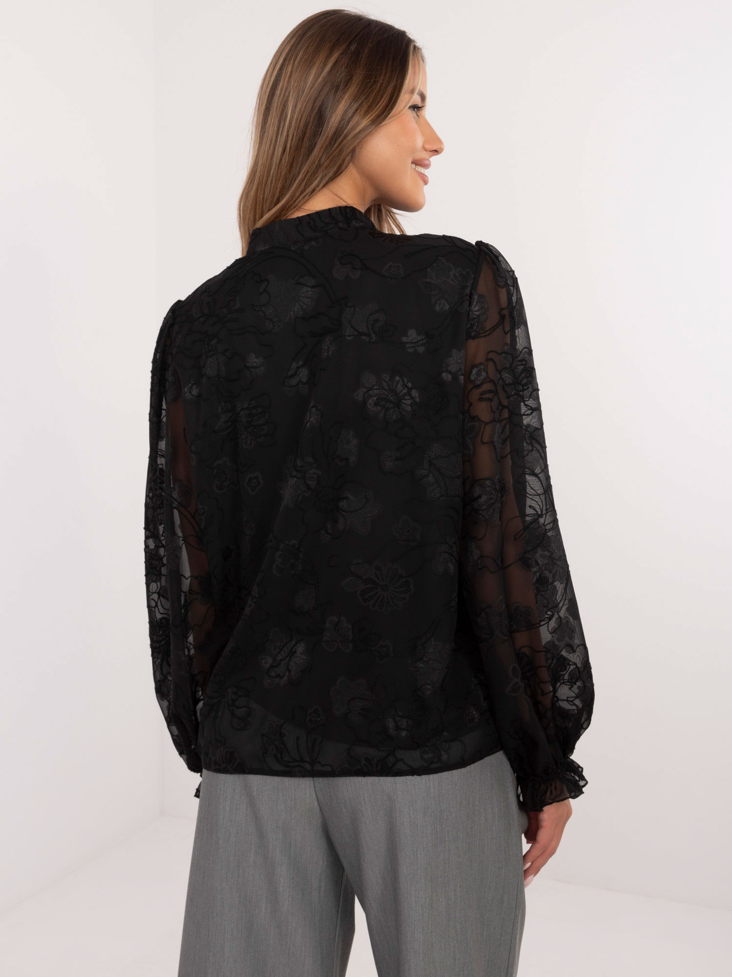 Hurt Schwarze elegante Damenbluse mit Stickerei.