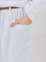 Białe sztruksowe spodnie z paskiem RUE PARIS 