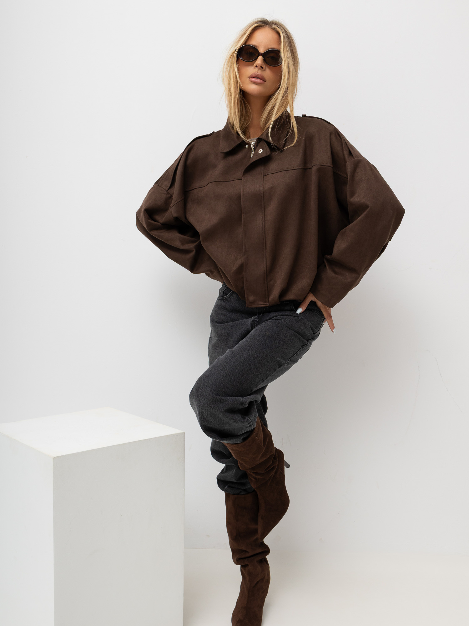 Braune Damenjacke aus Wildlederimitat mit Reißverschluss.