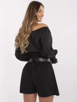 Juoda off-shoulder bluzonė su raišteliu aplink iškirptę.