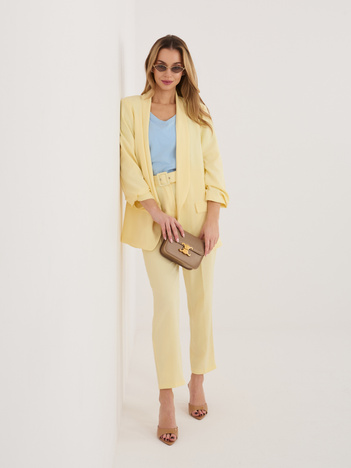Jasnożółty damski garnitur z marszczonymi rękawami 