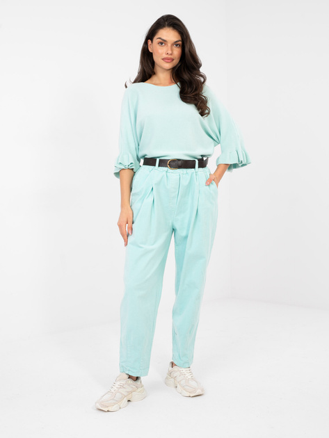 Pastelowy niebieski sweter z okrągłym dekoltem