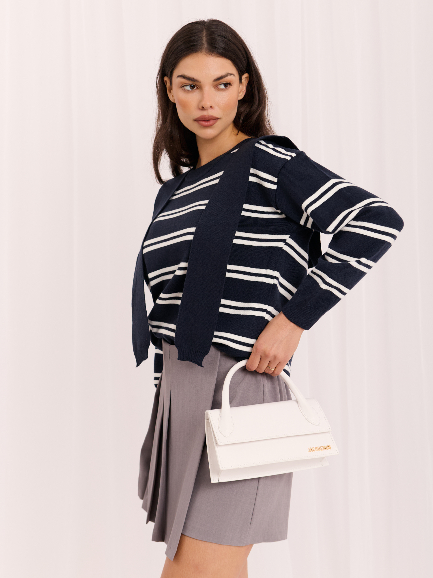 Granatowy damski sweter w paski w stylu old money
