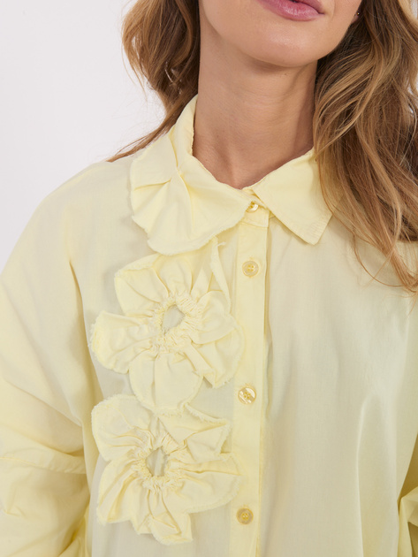 Jasnożółta koszula z kwiatową aplikacją 3D