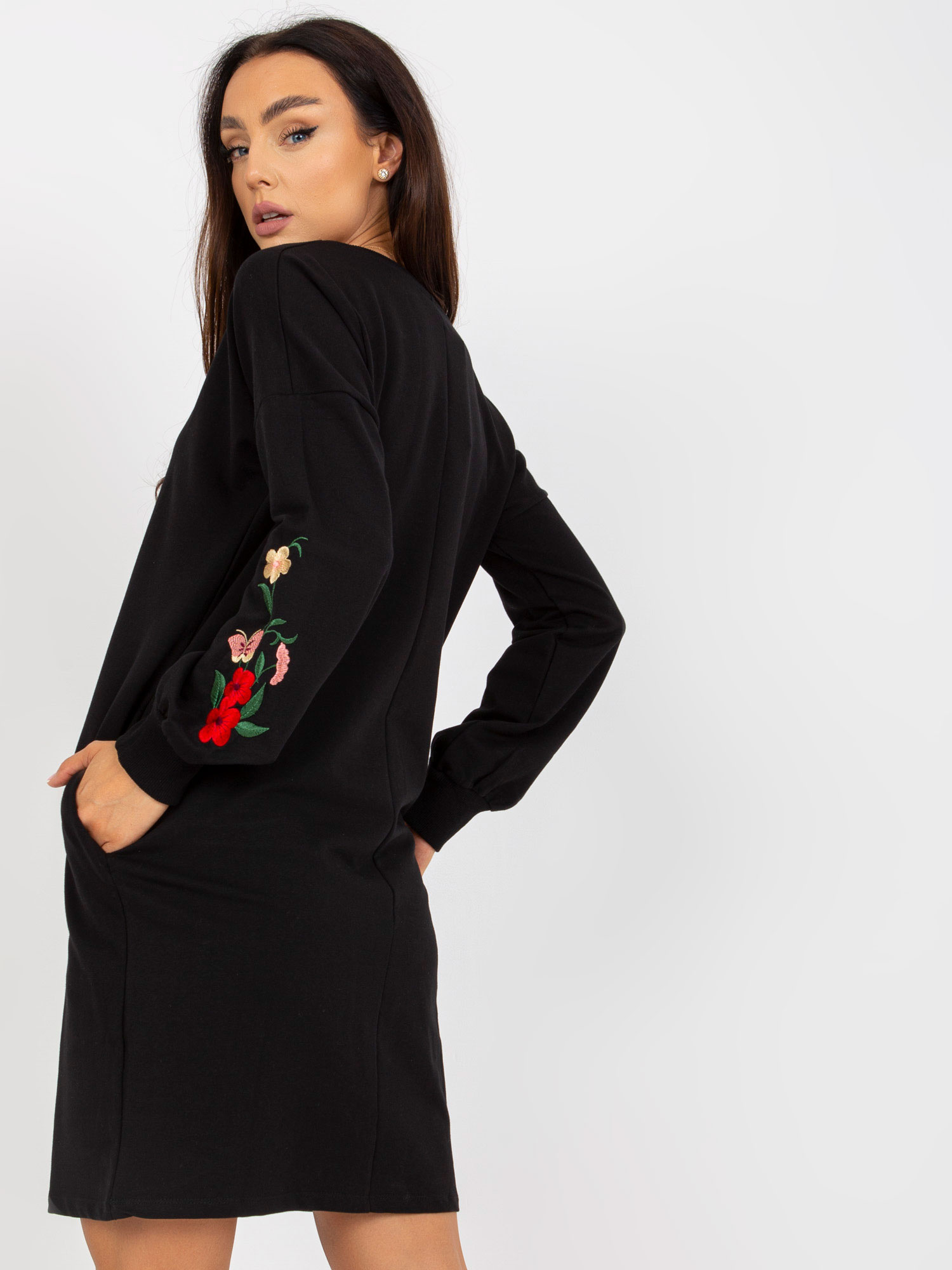 Hurtownia Czarna mini sukienka dresowa z haftem RUE PARIS 