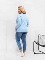 Světlomodrá blůza plus size s kulatým výstřihem.