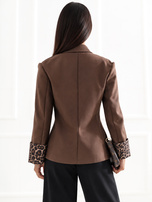 Braune Napoleonjacke mit Wildleder-Effekt.